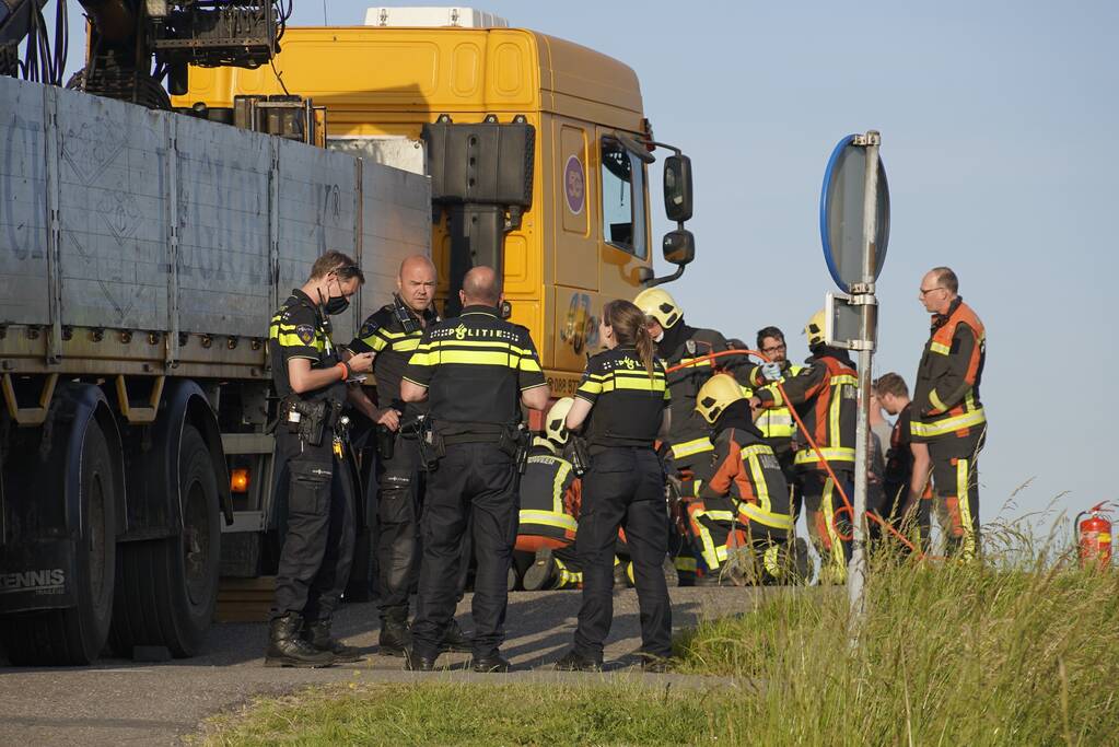 E-bikester bekneld onder vrachtwagen door ongeval