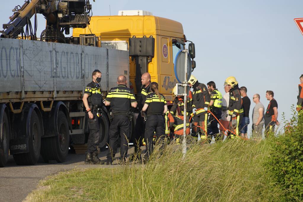 E-bikester bekneld onder vrachtwagen door ongeval