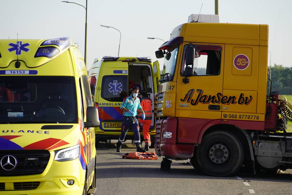 E-bikester bekneld onder vrachtwagen door ongeval