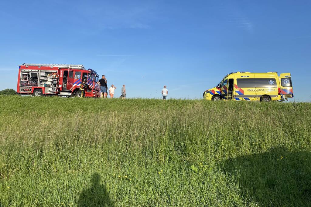 E-bikester bekneld onder vrachtwagen door ongeval
