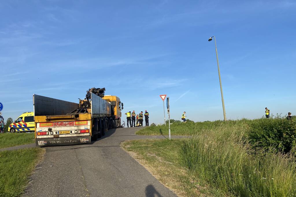 E-bikester bekneld onder vrachtwagen door ongeval