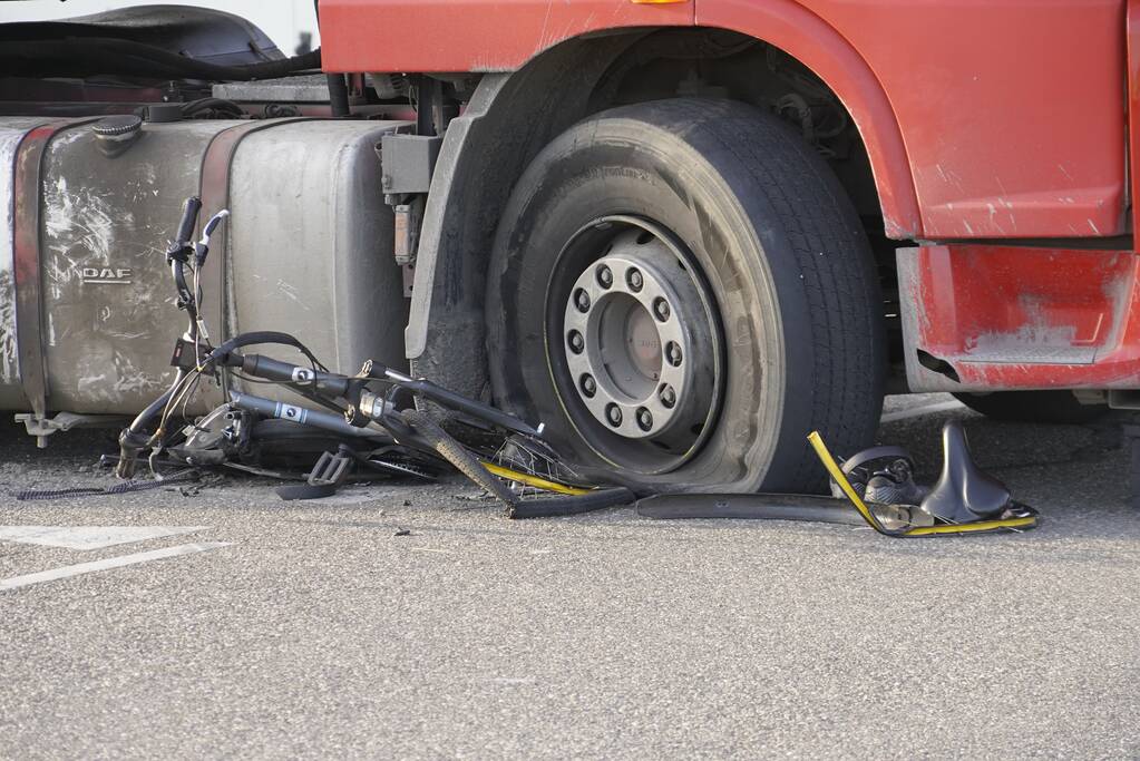 E-bikester bekneld onder vrachtwagen door ongeval