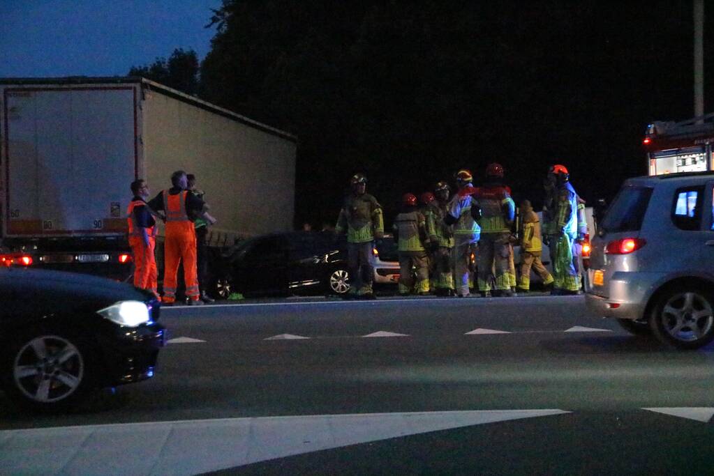 Bestuurder gewond na ongeval tussen personenauto en vrachtwagen