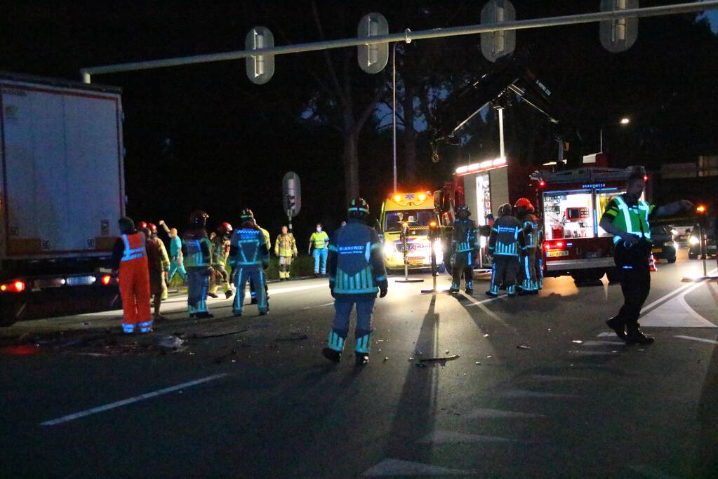 Bestuurder gewond na ongeval tussen personenauto en vrachtwagen