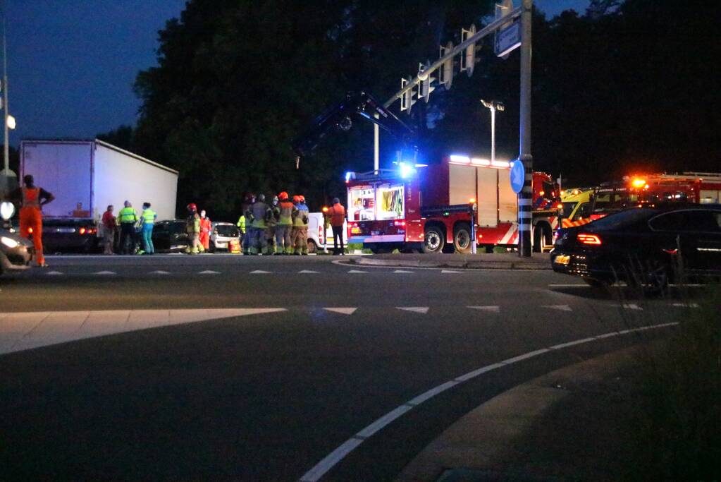 Bestuurder gewond na ongeval tussen personenauto en vrachtwagen
