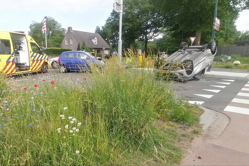 Auto belandt op z'n kop na botsing