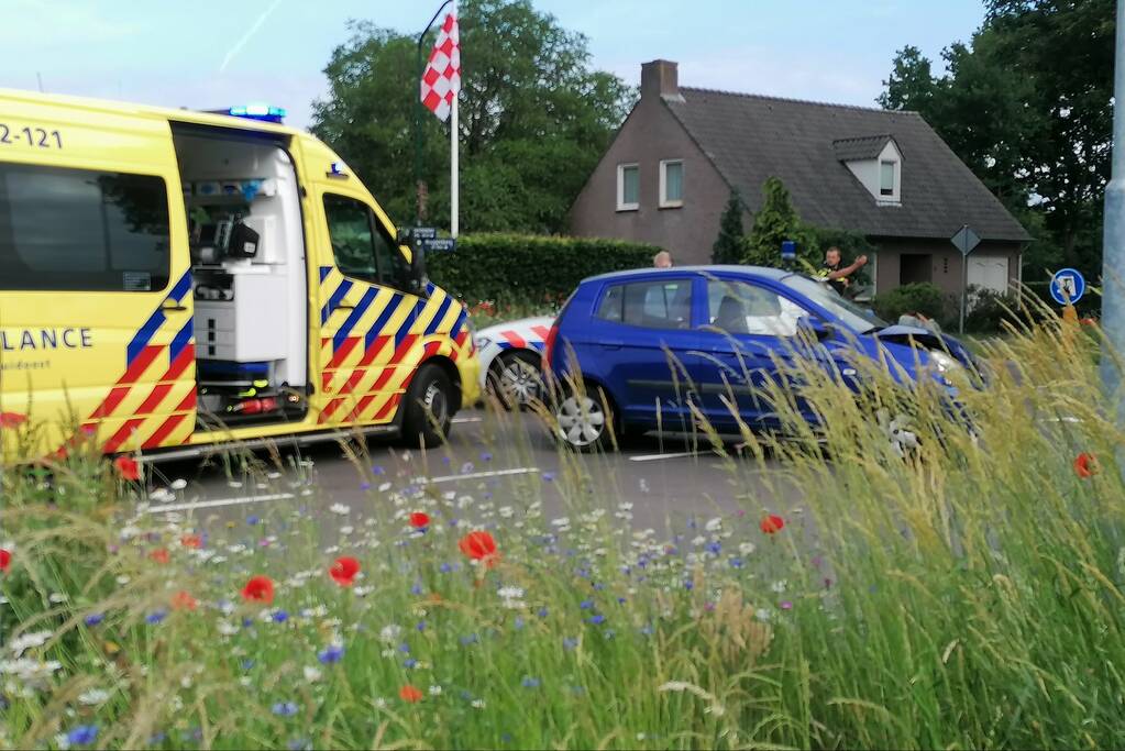 Auto belandt op z'n kop na botsing