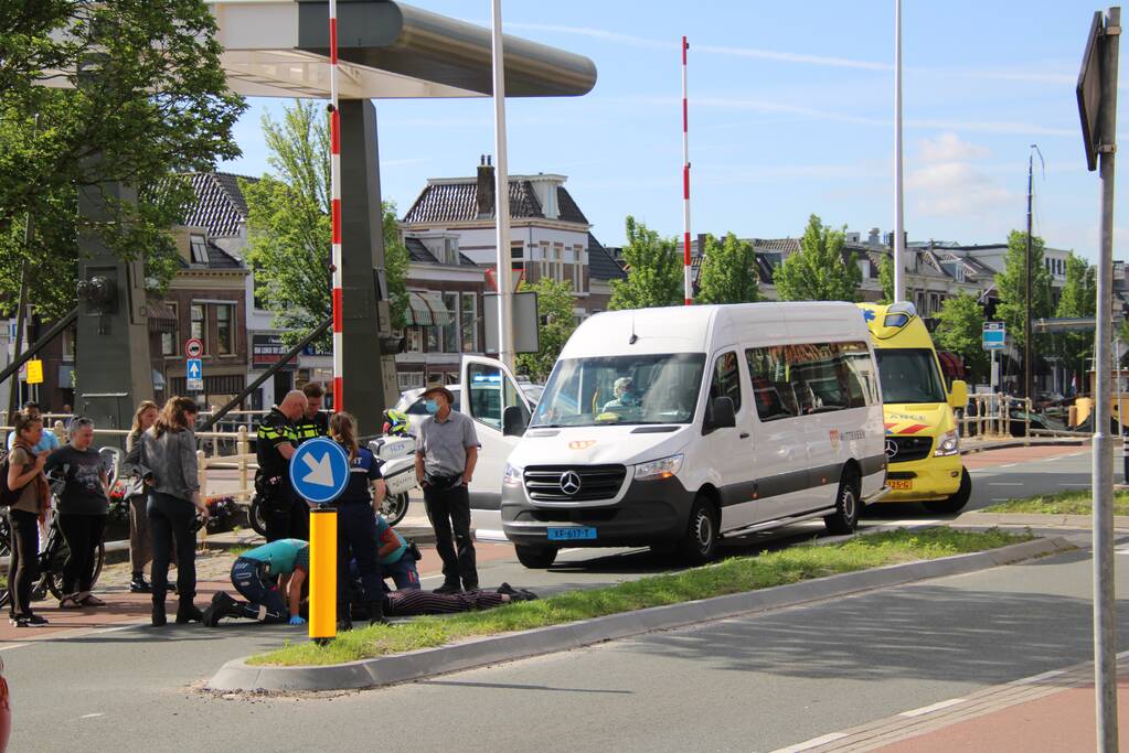 Voetgangster gewond bij aanrijding met taxibus