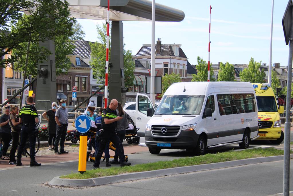 Voetgangster gewond bij aanrijding met taxibus