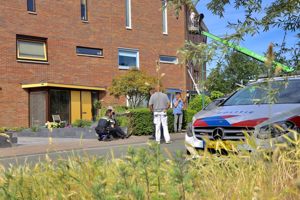 Vrouw op leeftijd valt in sloot