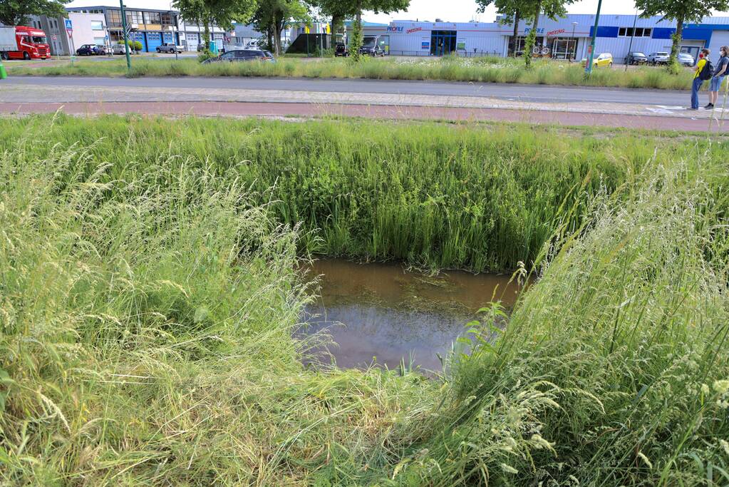 Vrouw op leeftijd valt in sloot