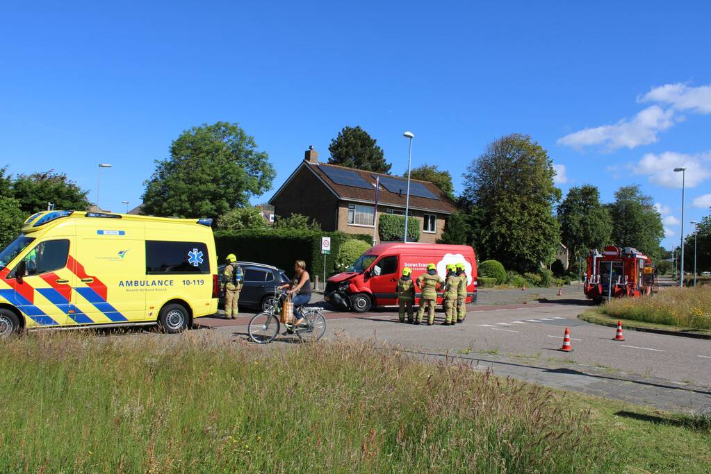 Bestelbus en personenauto botsen op kruising