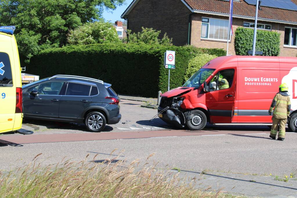 Bestelbus en personenauto botsen op kruising