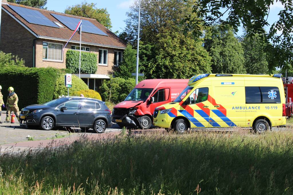 Bestelbus en personenauto botsen op kruising