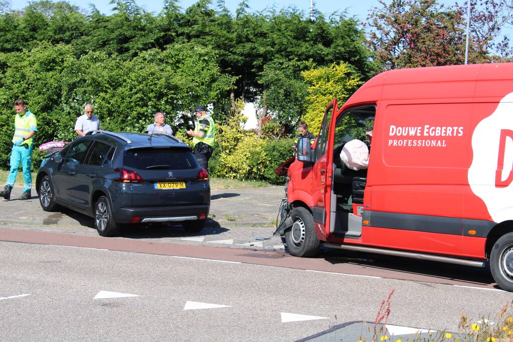Bestelbus en personenauto botsen op kruising