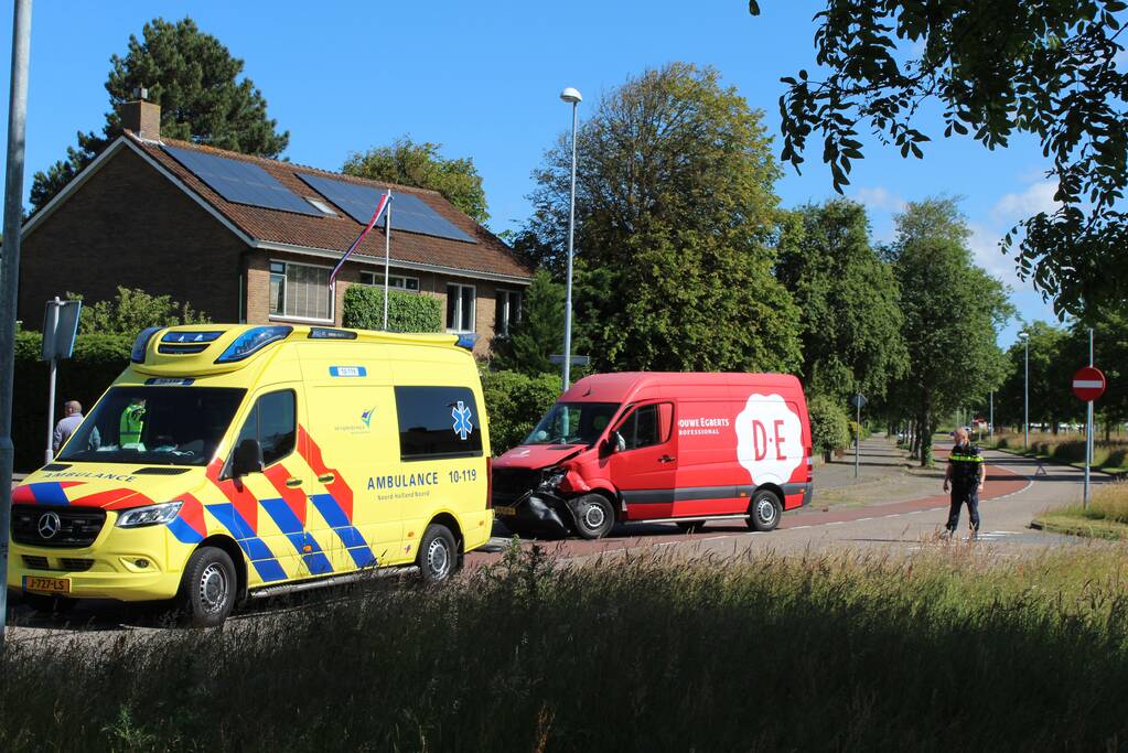 Bestelbus en personenauto botsen op kruising