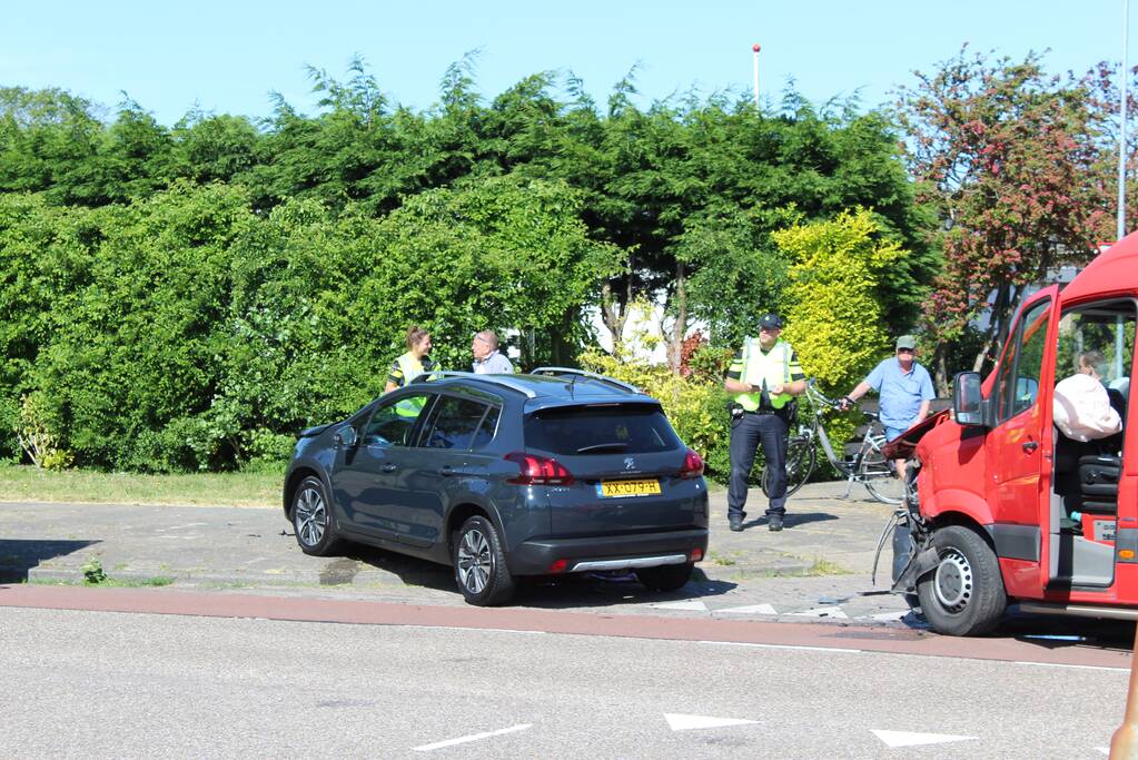 Bestelbus en personenauto botsen op kruising