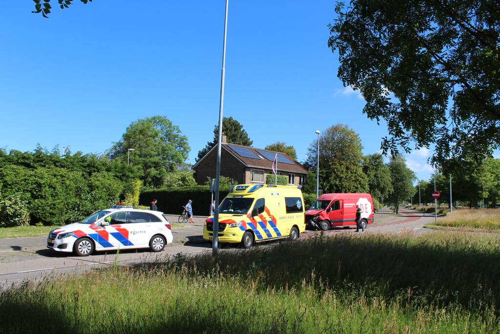 Bestelbus en personenauto botsen op kruising