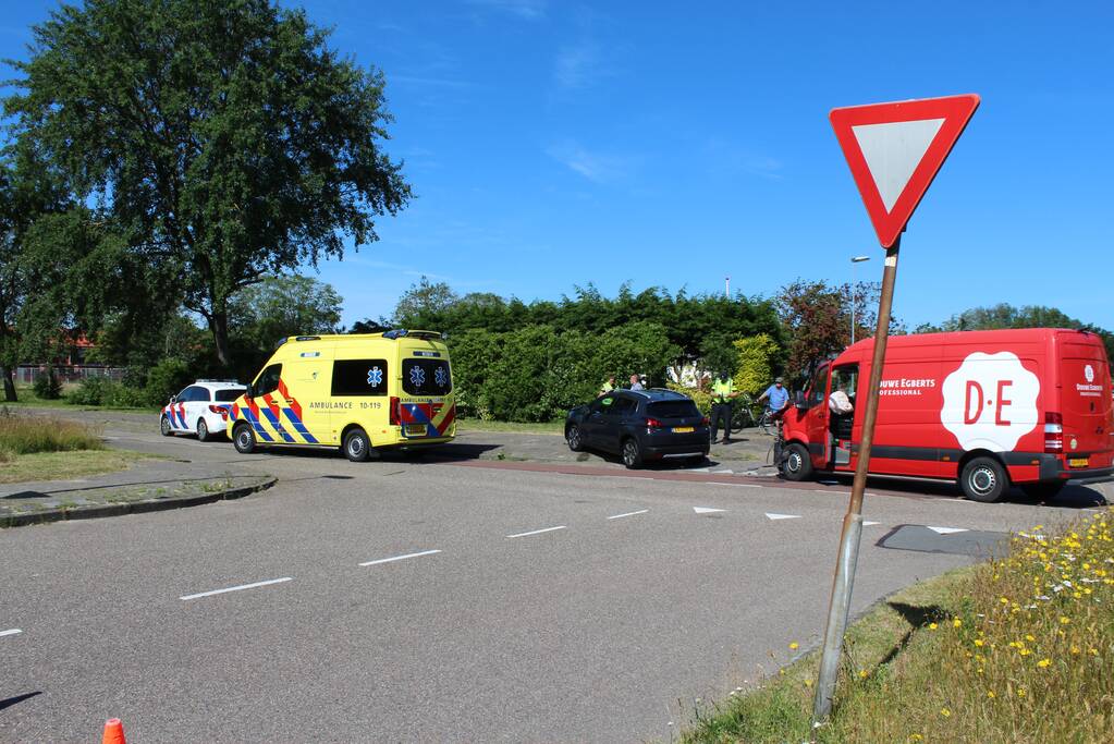Bestelbus en personenauto botsen op kruising