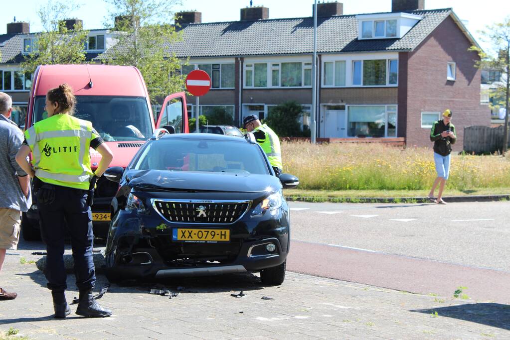 Bestelbus en personenauto botsen op kruising