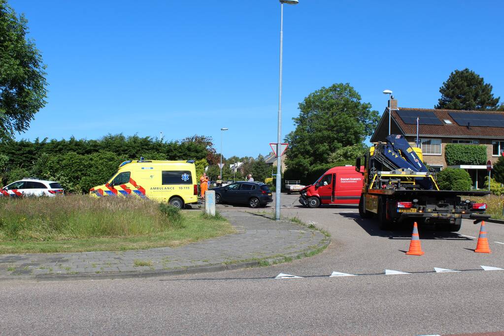 Bestelbus en personenauto botsen op kruising