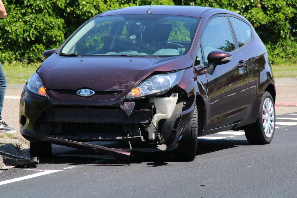 Flinke schade bij botsing op kruising