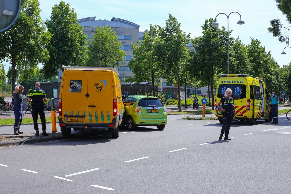 Bestelbus botst op personenauto