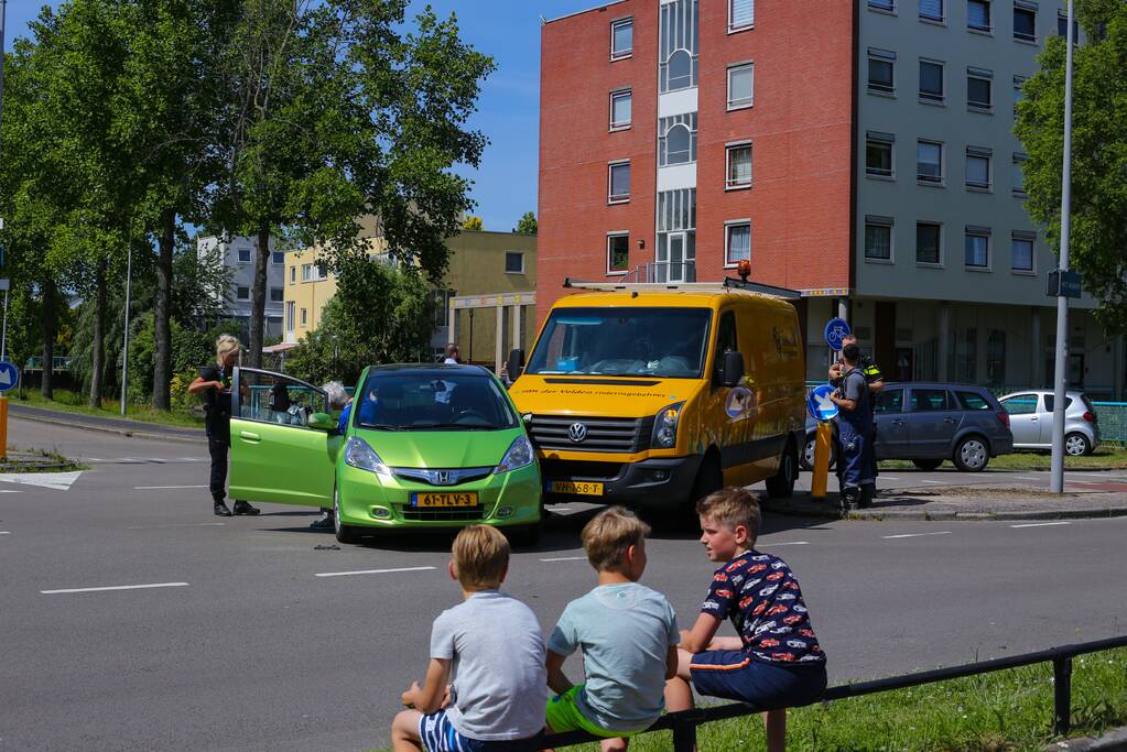 Bestelbus botst op personenauto