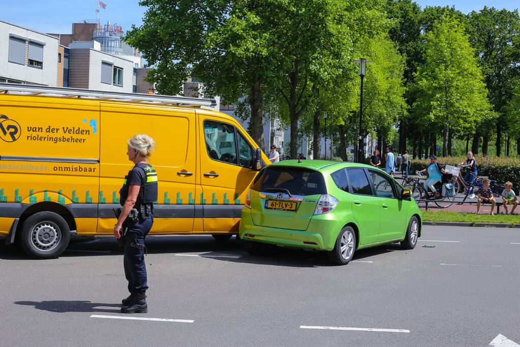 Bestelbus botst op personenauto