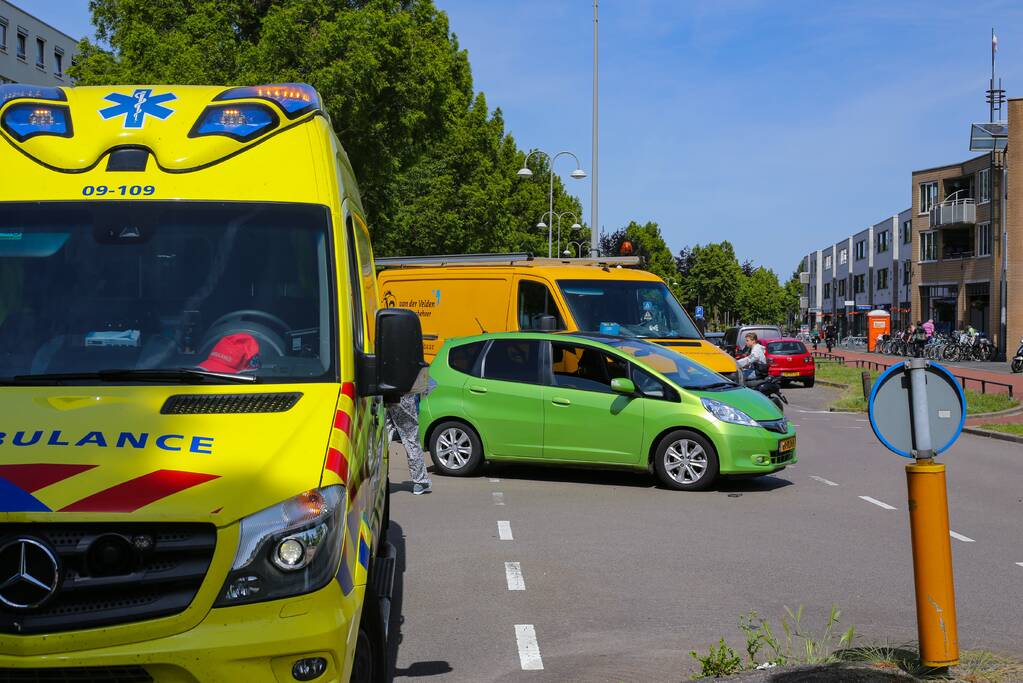 Bestelbus botst op personenauto