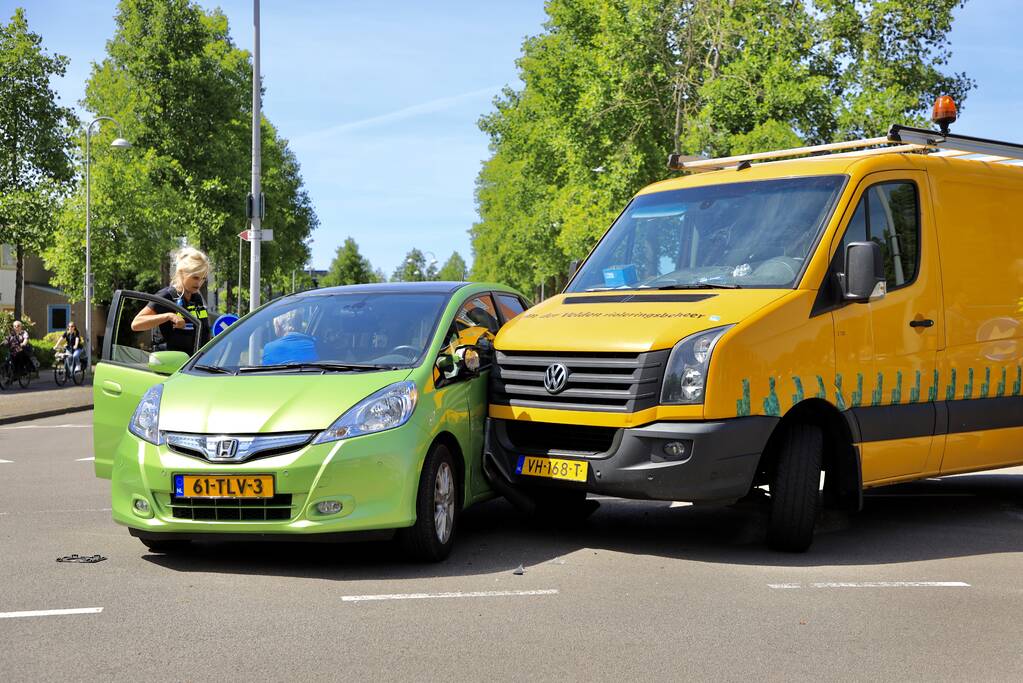 Bestelbus botst op personenauto