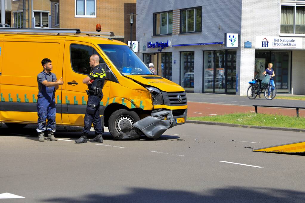 Bestelbus botst op personenauto
