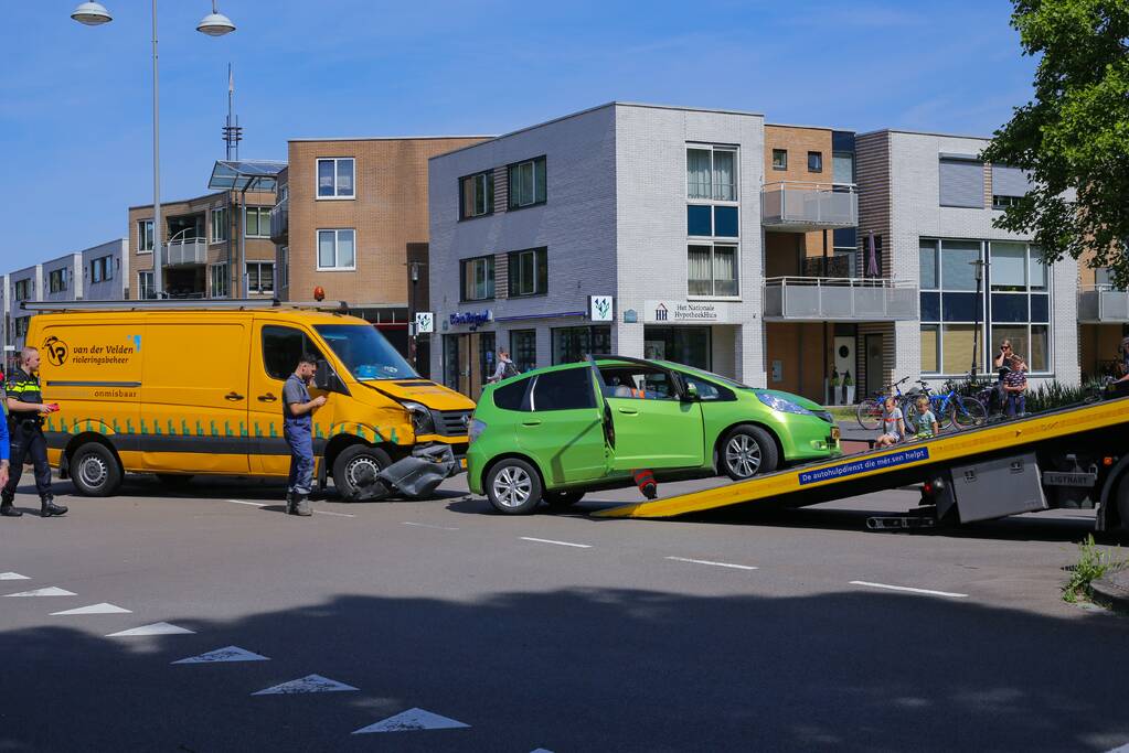 Bestelbus botst op personenauto