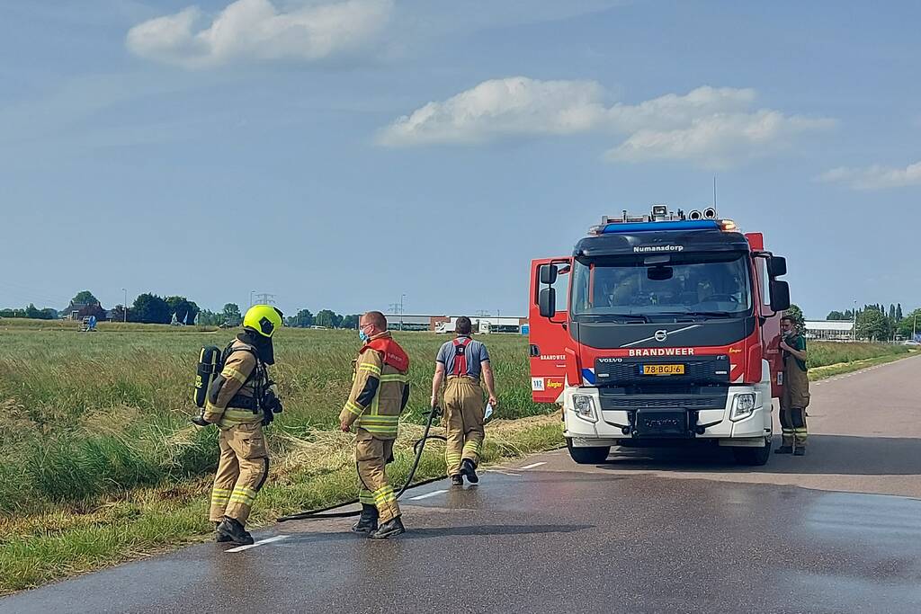 Buurtbewoners blussen bermbrand