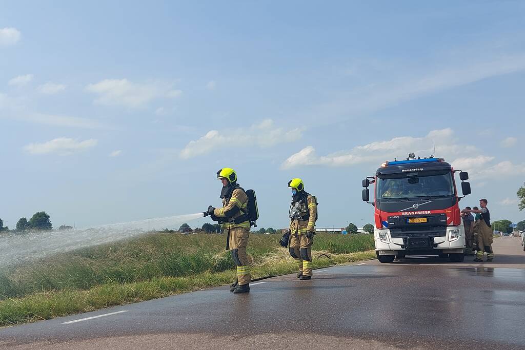 Buurtbewoners blussen bermbrand