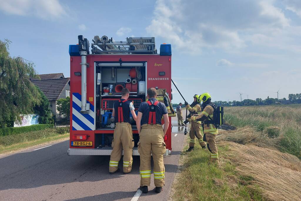 Buurtbewoners blussen bermbrand