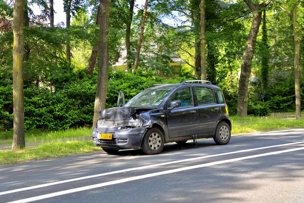 Auto botst achter op lijnbus