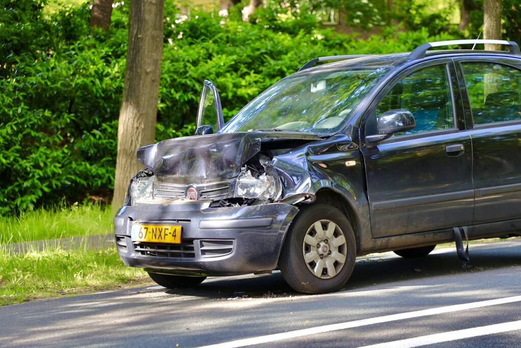 Auto botst achter op lijnbus