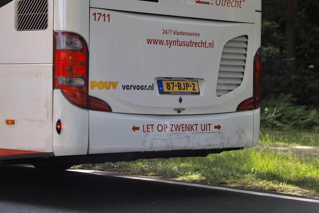 Auto botst achter op lijnbus