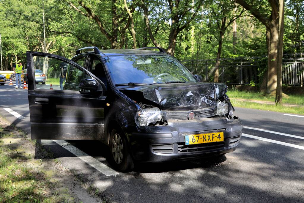 Auto botst achter op lijnbus