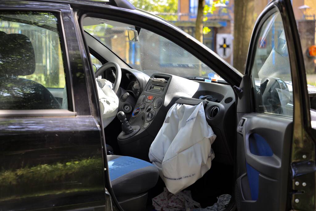 Auto botst achter op lijnbus