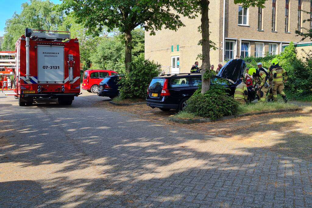 Oververhitte auto zorgt voor brandweer inzet