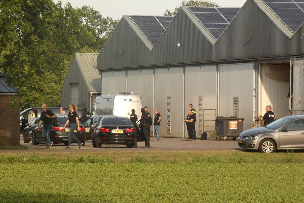 Arrestatieteam en FIOD vallen loods binnen