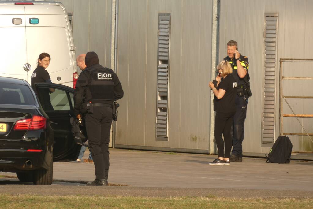 Arrestatieteam en FIOD vallen loods binnen