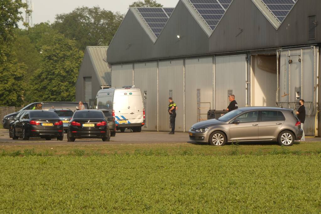 Arrestatieteam en FIOD vallen loods binnen