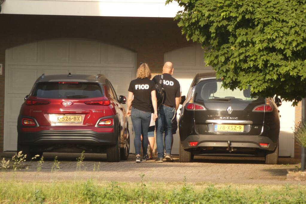 Arrestatieteam en FIOD vallen loods binnen