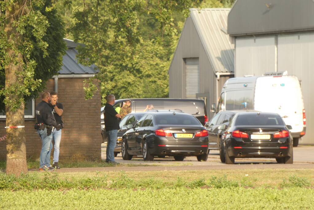 Arrestatieteam en FIOD vallen loods binnen
