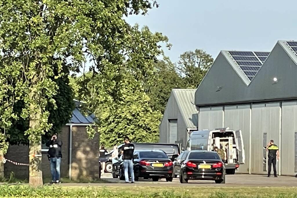 Arrestatieteam en FIOD vallen loods binnen