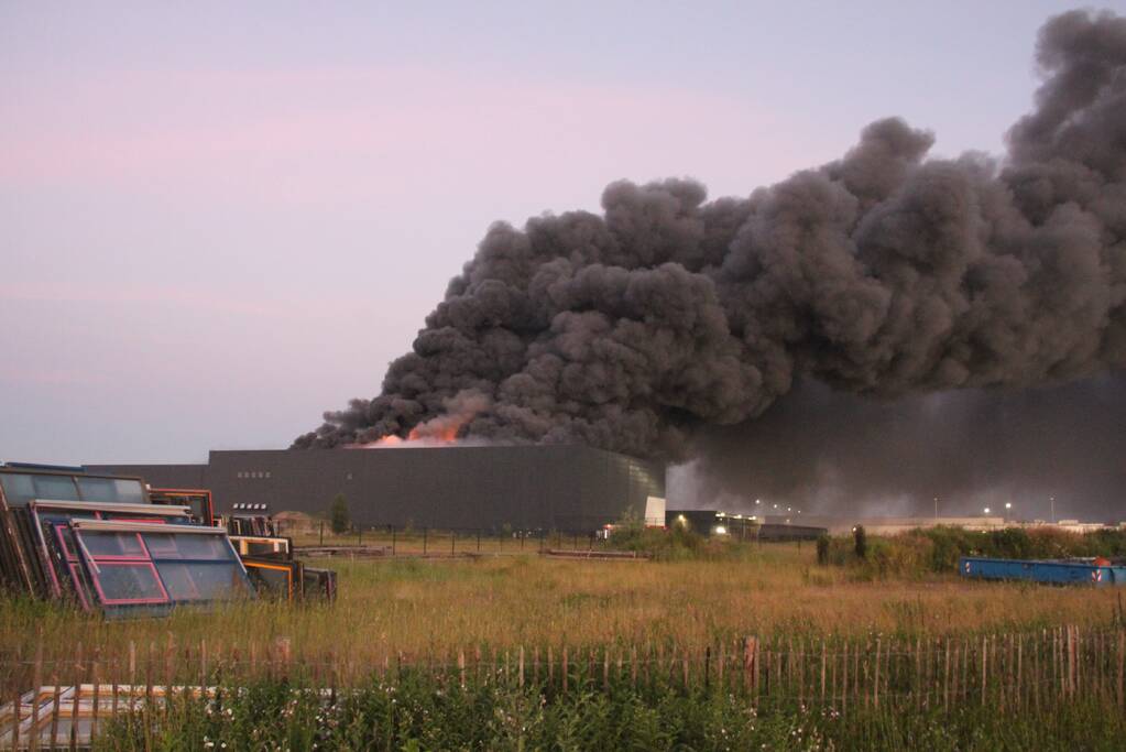 Zeer grote brand in recyclebedrijf