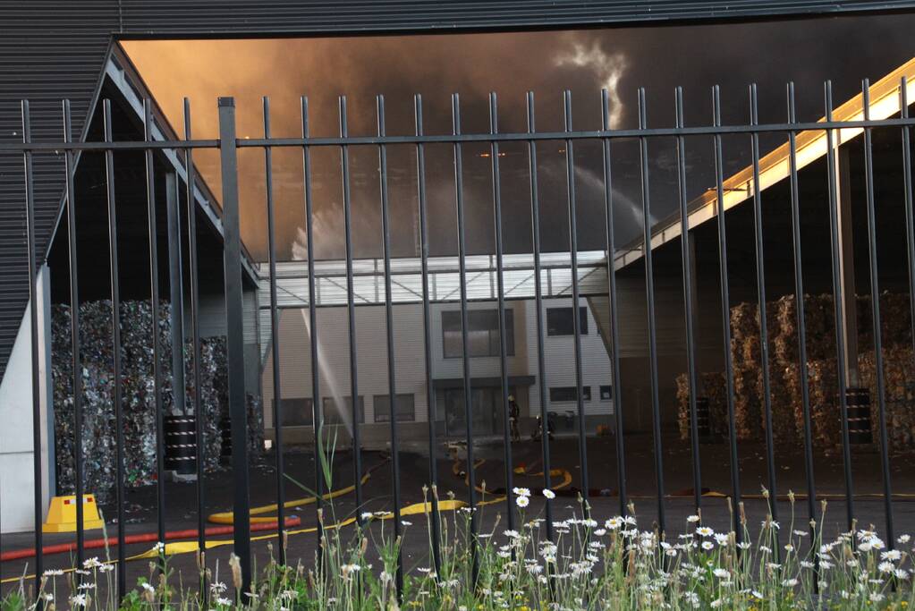 Zeer grote brand in recyclebedrijf